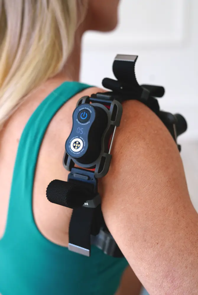 Kineon MOVE+: device strapped to the shoulder