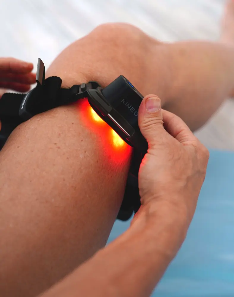 Kineon MOVE+: red light glowing as the device wraps the knee