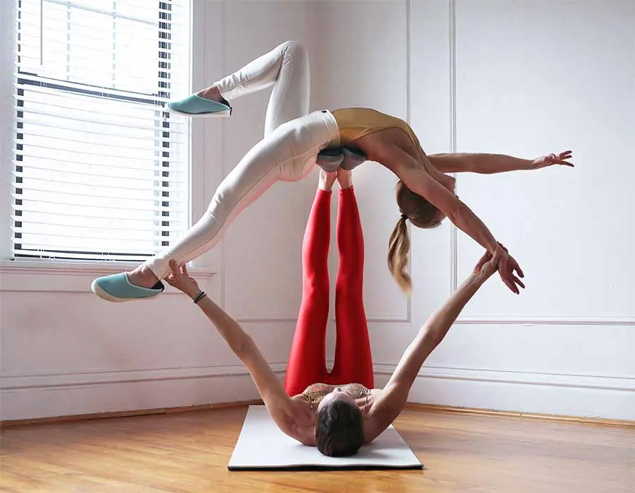 Mahabis slippers: partner balance on a yoga mat