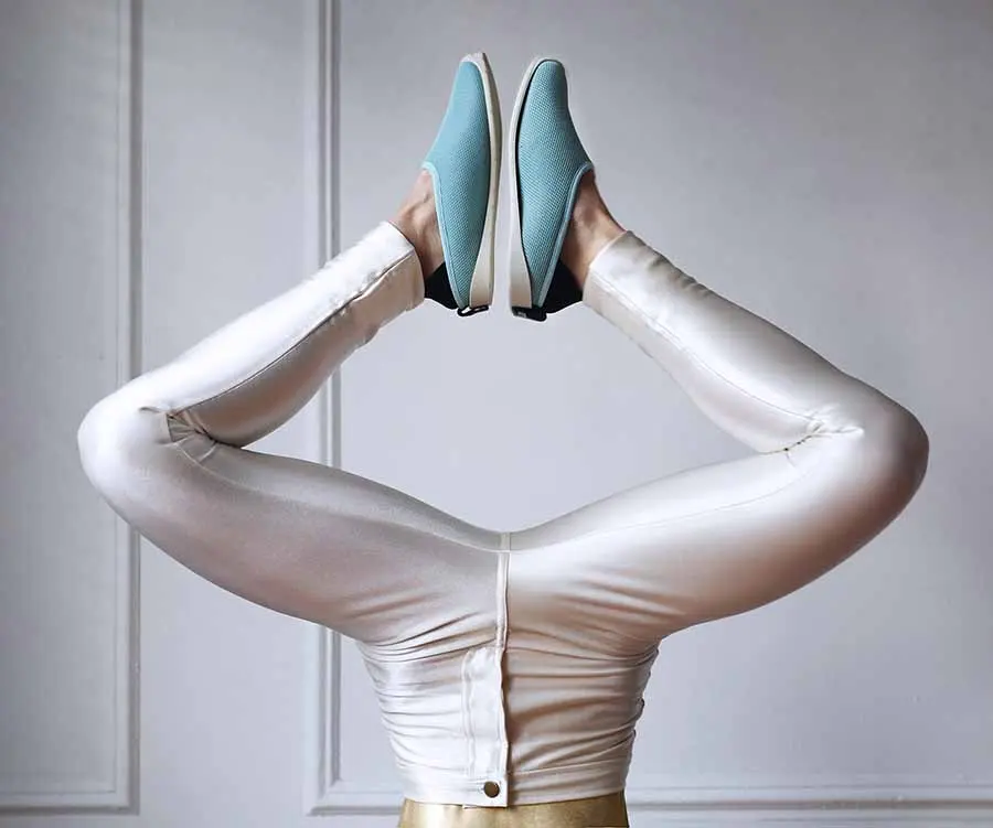 Mahabis slippers: legs in a diamond shape, close-up on the slippers